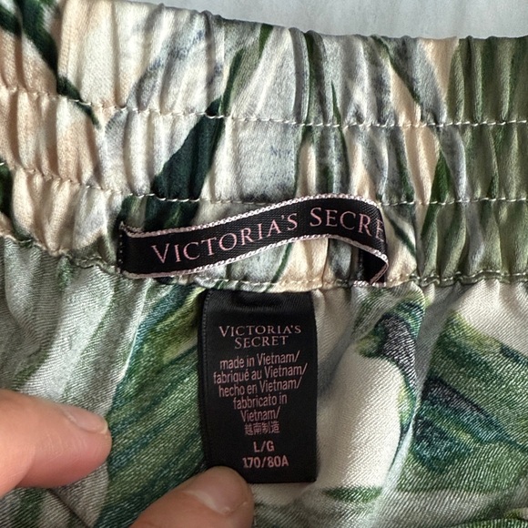 Victoria's Secret Tropical Leaf Pajama Pants - Picture 2 of 5